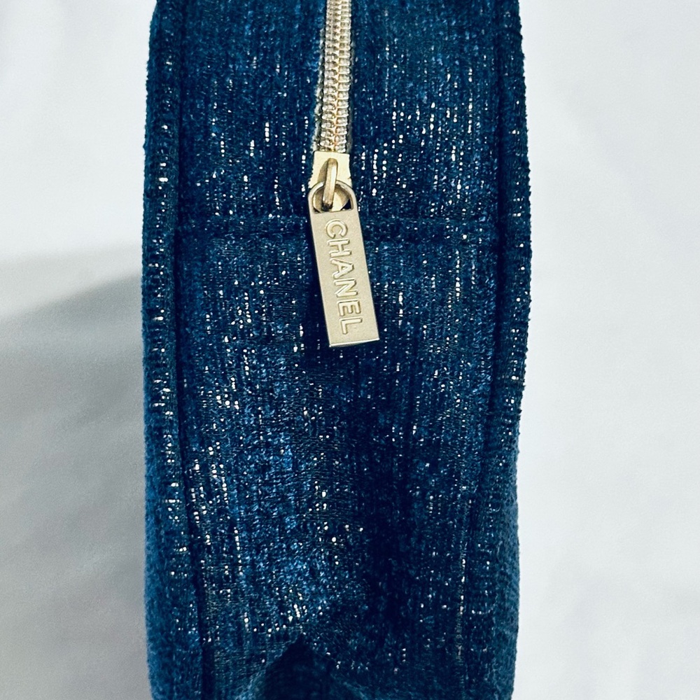 CHANEL Blue Tweed Cosmetic Bag with Gold Logo - Picture 3 of 10